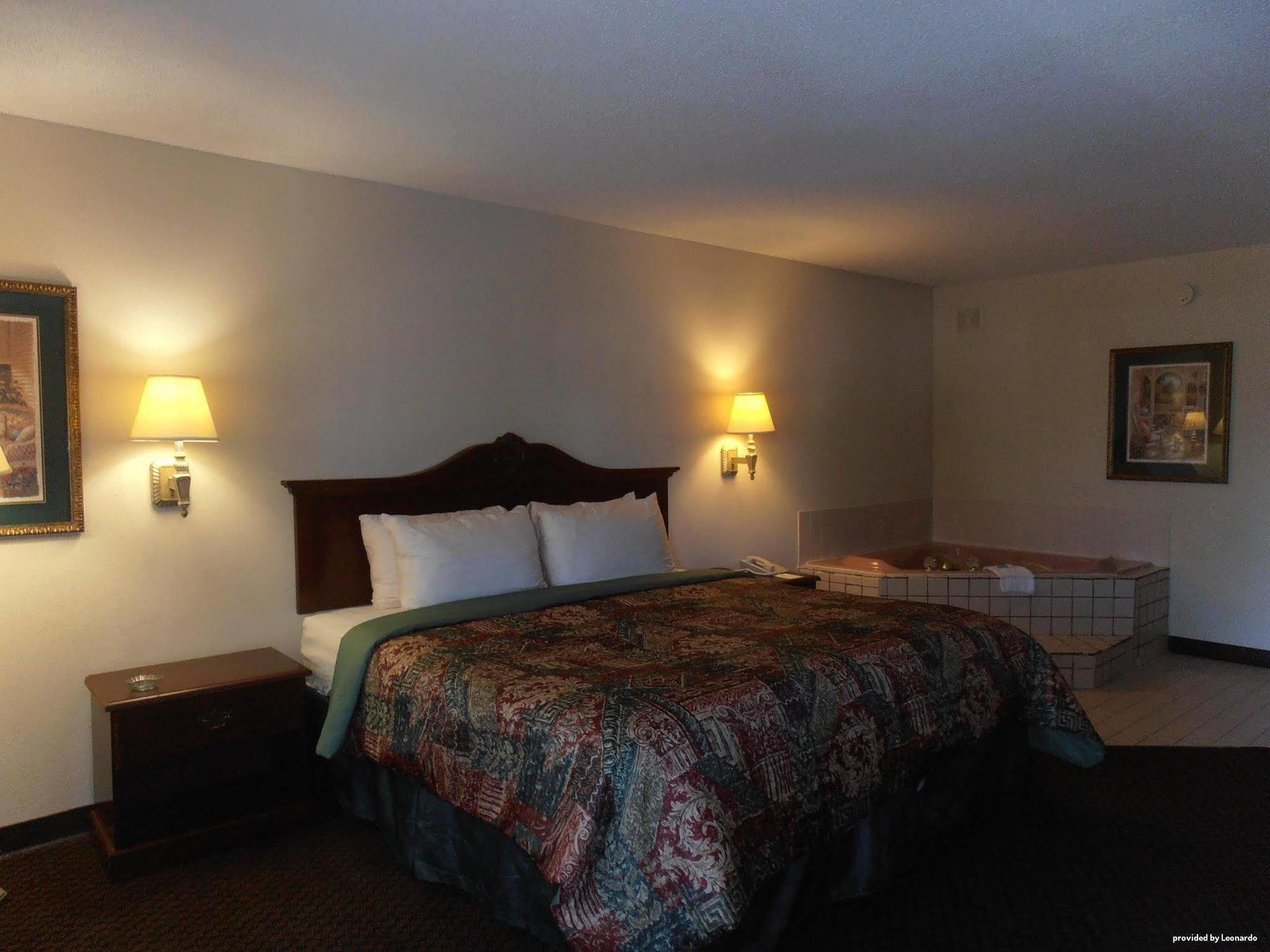 Days Inn & Suites By Wyndham Warner Robins Near Robins Afb Extérieur photo
