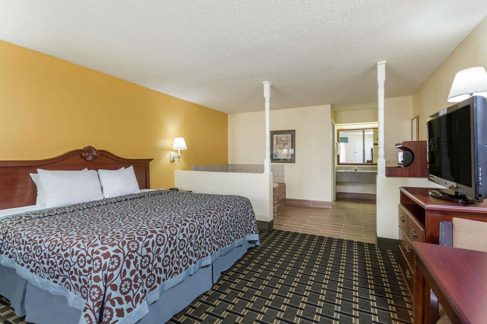 Days Inn & Suites By Wyndham Warner Robins Near Robins Afb Extérieur photo