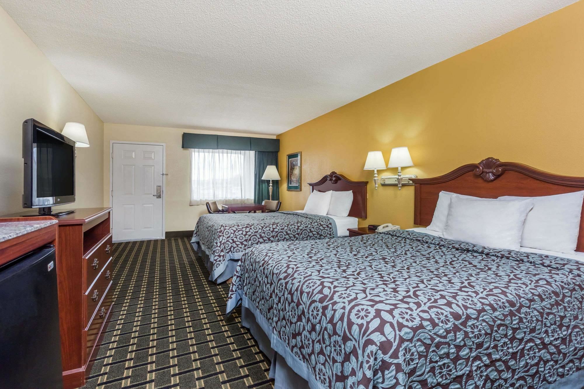 Days Inn & Suites By Wyndham Warner Robins Near Robins Afb Extérieur photo