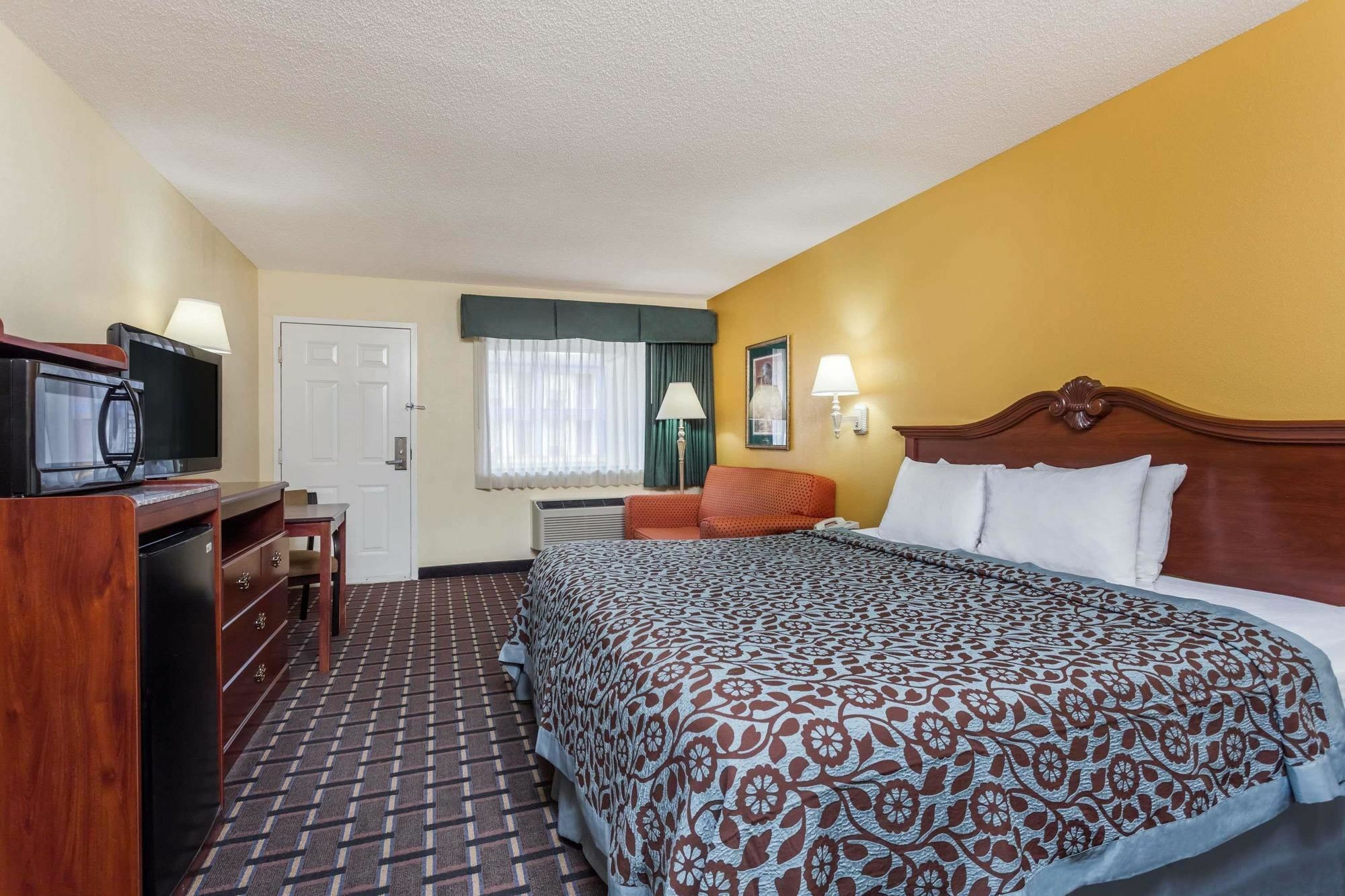Days Inn & Suites By Wyndham Warner Robins Near Robins Afb Extérieur photo