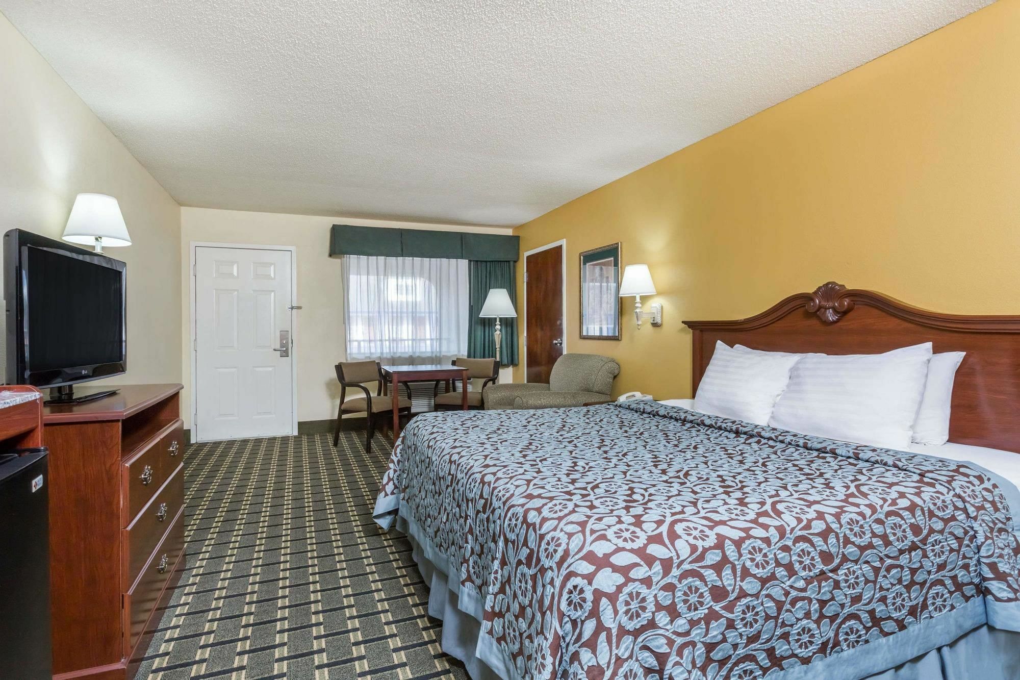 Days Inn & Suites By Wyndham Warner Robins Near Robins Afb Extérieur photo
