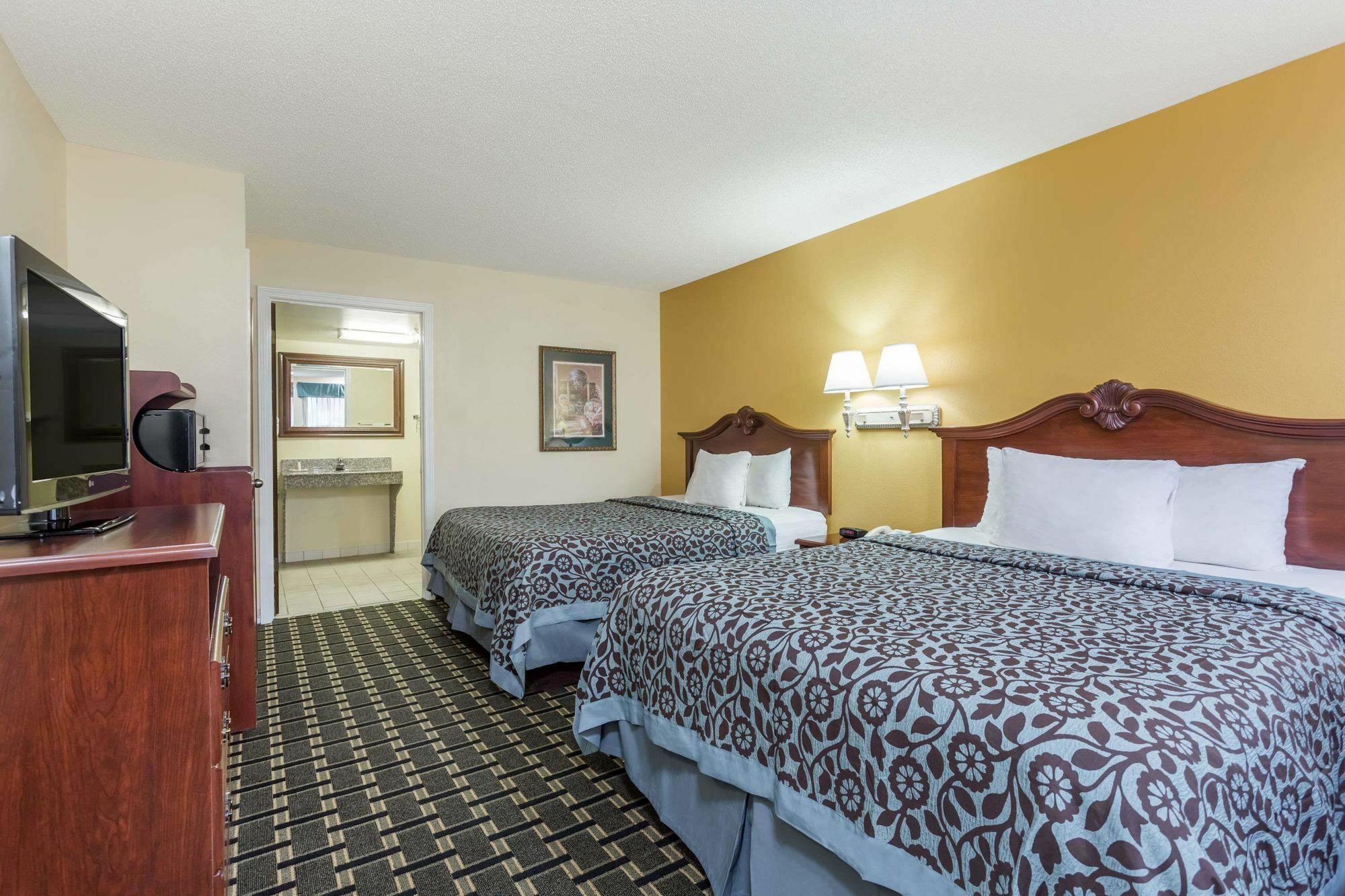Days Inn & Suites By Wyndham Warner Robins Near Robins Afb Extérieur photo