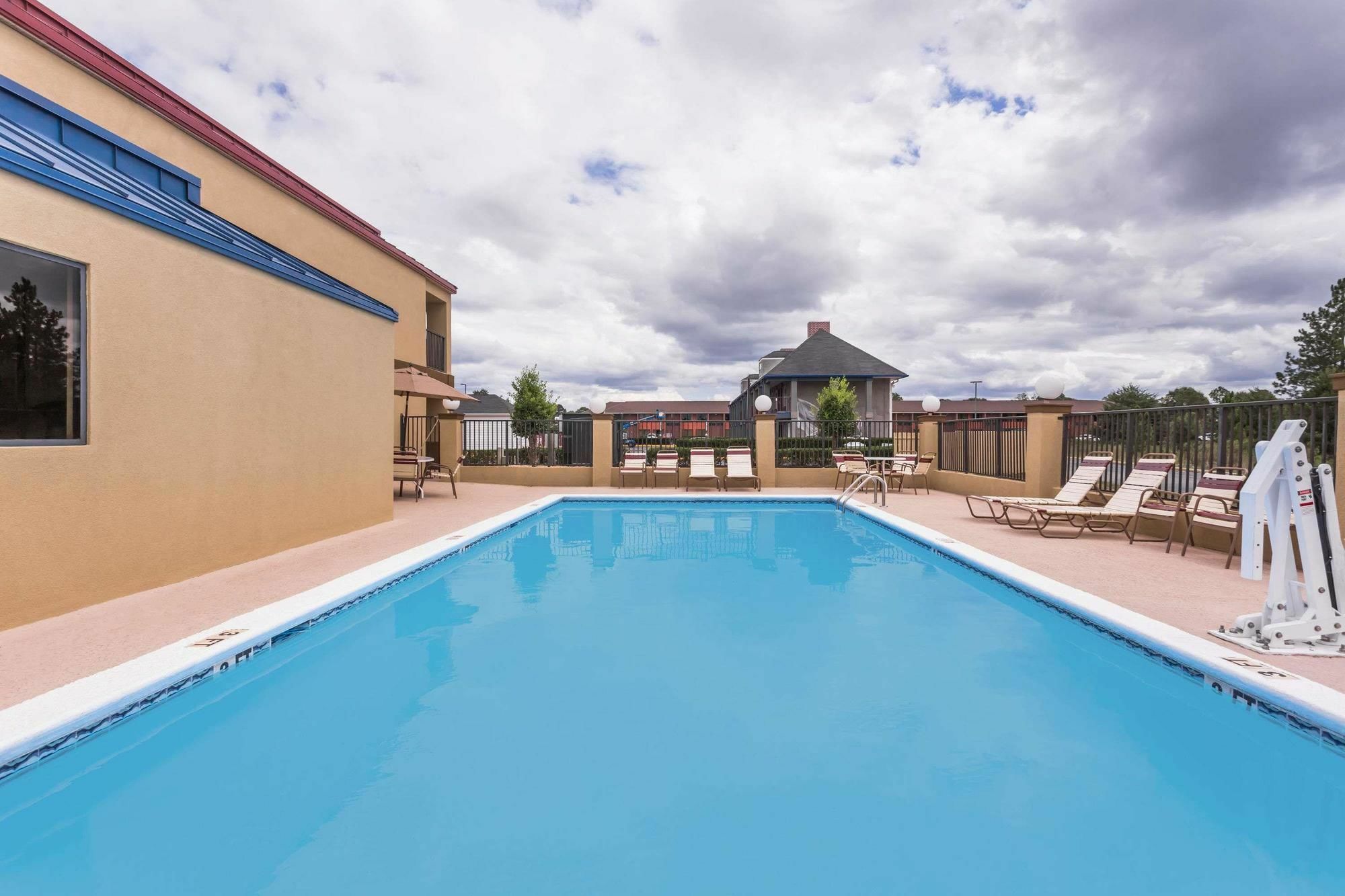 Days Inn & Suites By Wyndham Warner Robins Near Robins Afb Extérieur photo