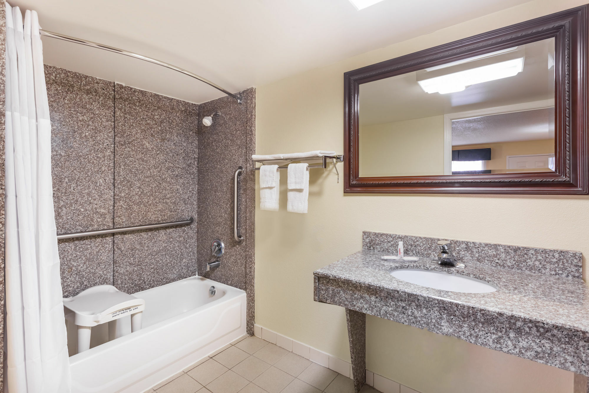Days Inn & Suites By Wyndham Warner Robins Near Robins Afb Extérieur photo